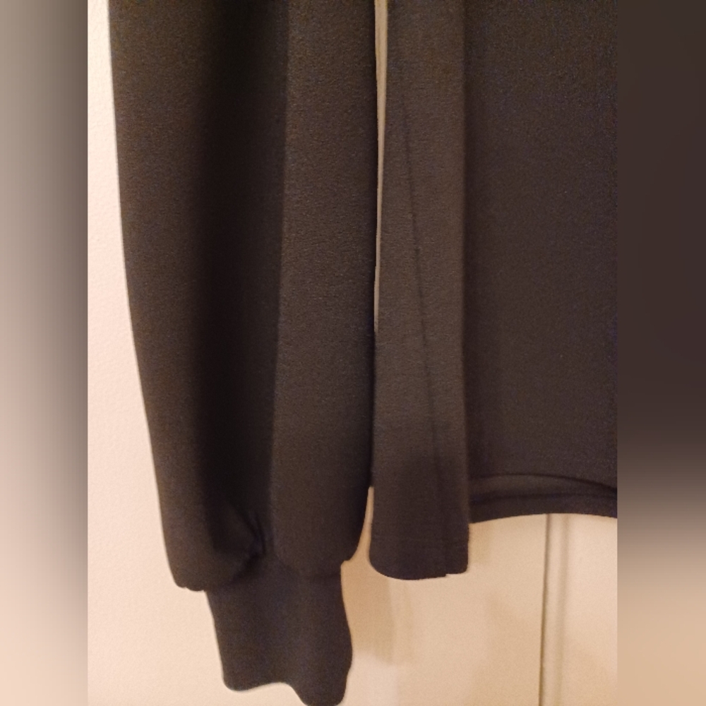 EXPRESS TOP IN BLACK - Picture 2 of 5